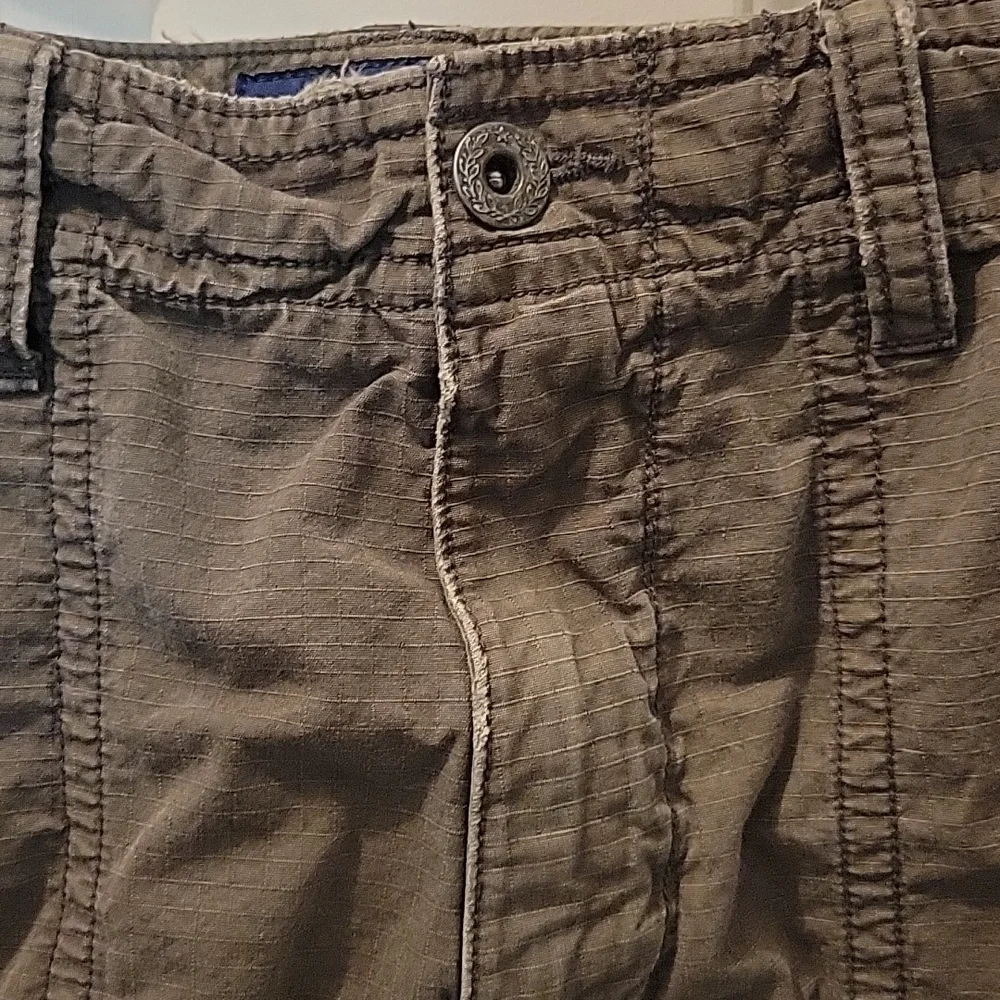 American Eagle Cargo Shorts - Picture 2 of 4